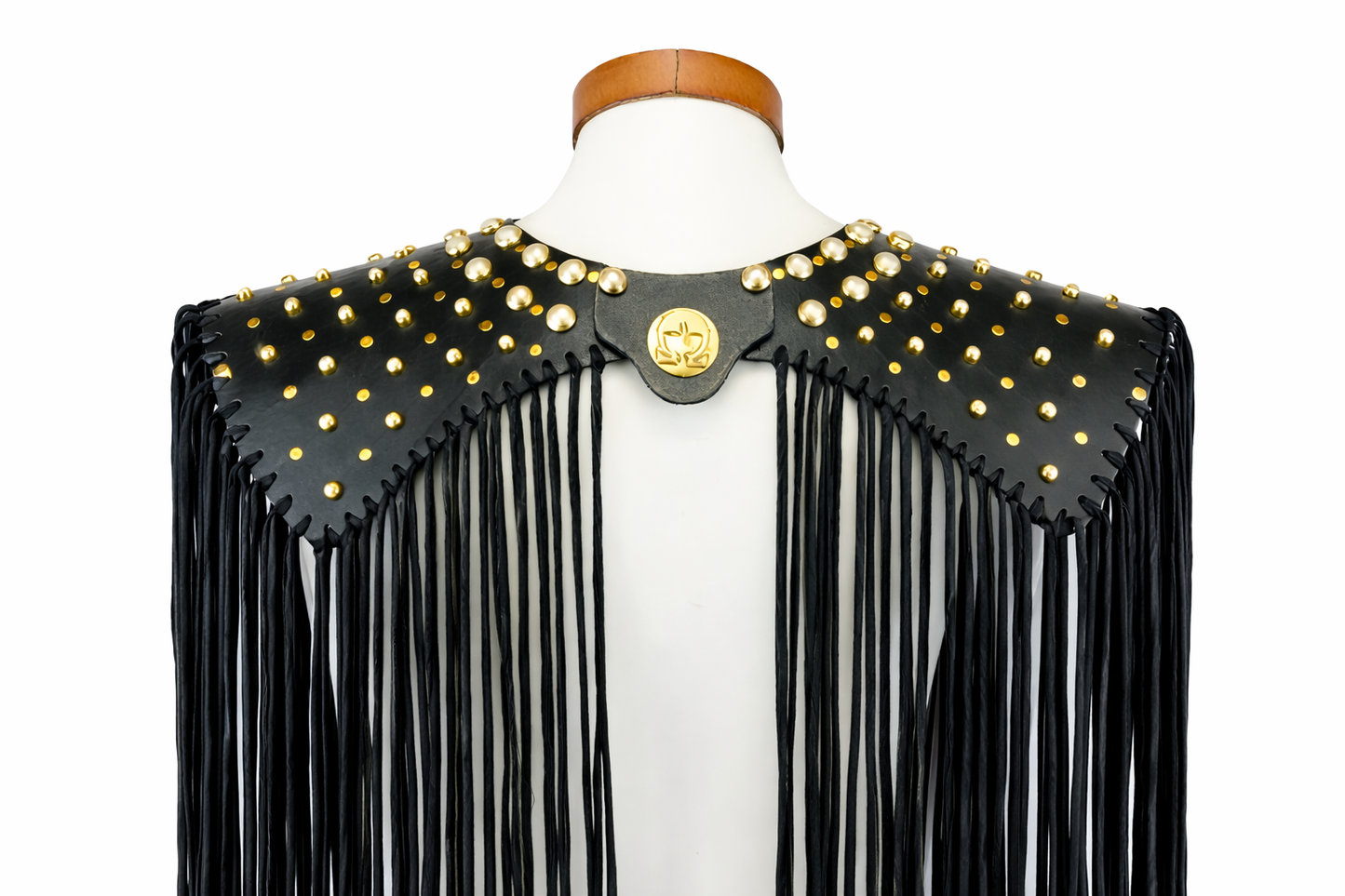 Spalle in cuoio nero e frange in lycra, con perle