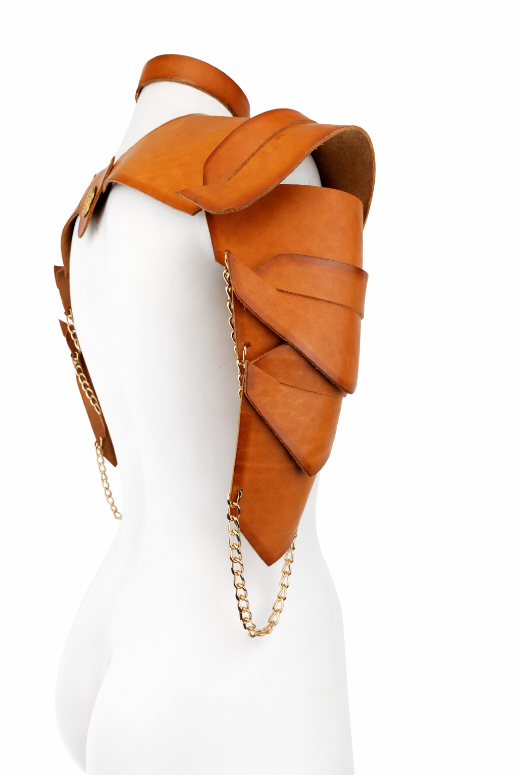 Spalle in cuoio naturale con catene