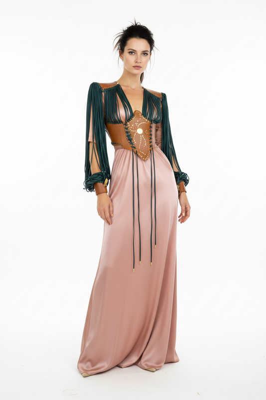 Corpetto cuoio verde figura intera proporzioni corrette