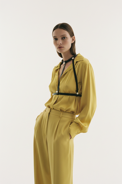 Pettorina su look giallo palazzo